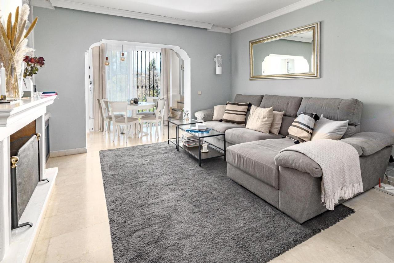 Peaceful Modern 2 Bedroom In Aloha Pueblo With View Over The Pool Appartamento Marbella